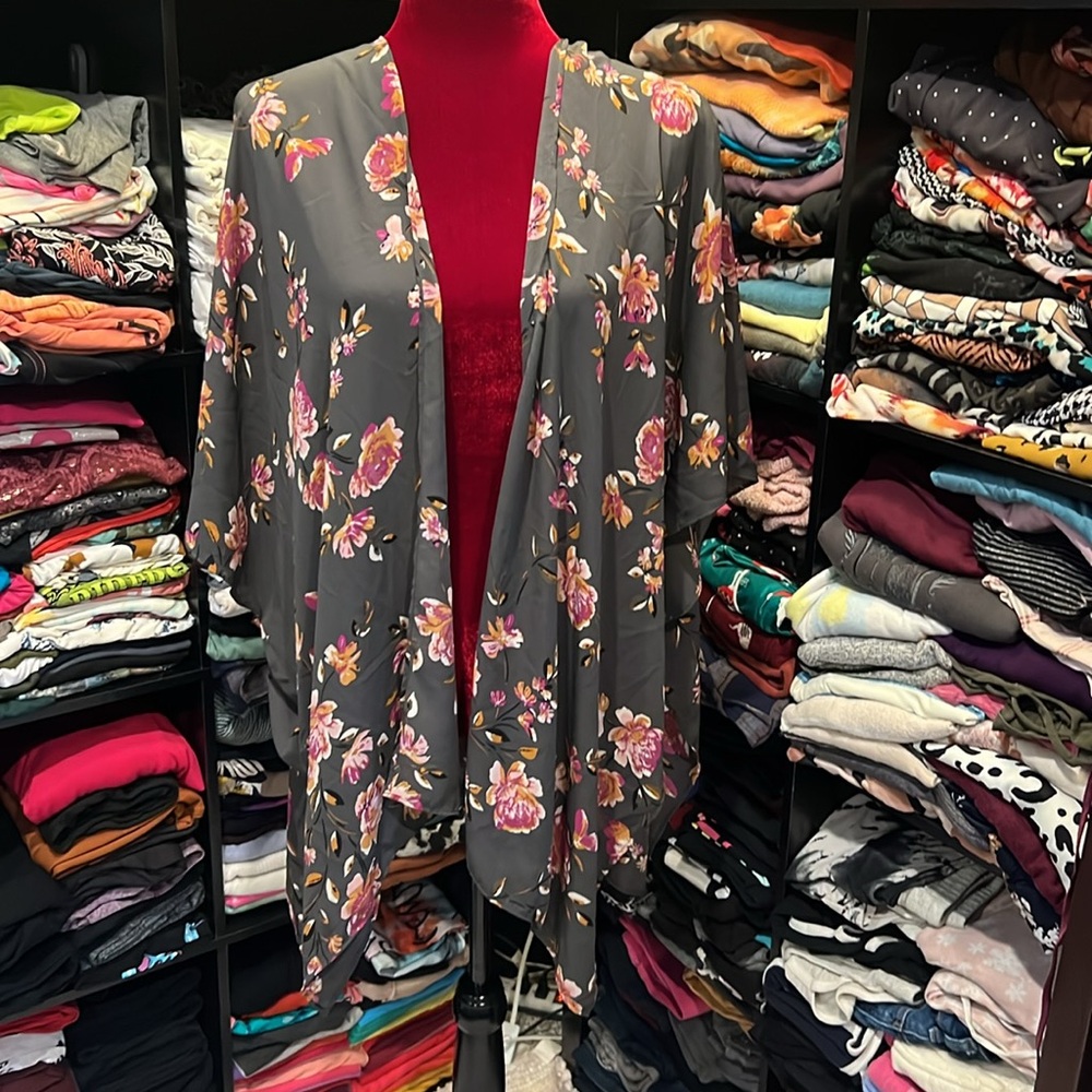 #281. Gray floral kimono. Maurice’s. One size